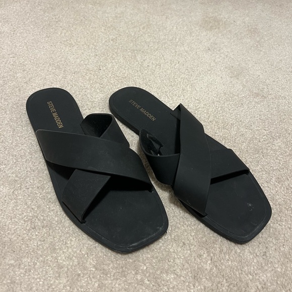 Steve Madden black criss cross sandals/flats - Picture 2 of 2